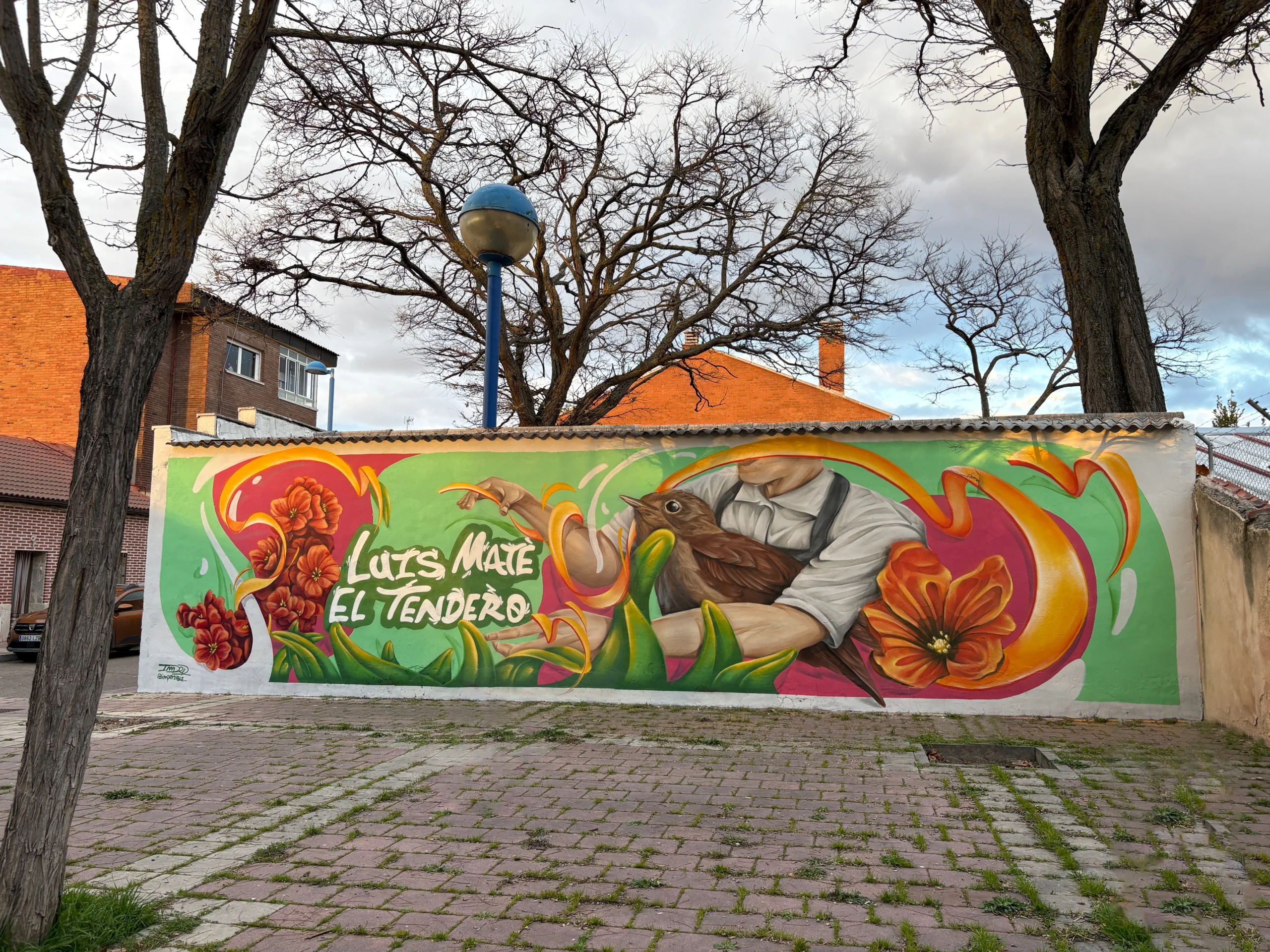 Mural de graffiti profesional en fachada de Madrid realizado por el equipo de Imperdible Art